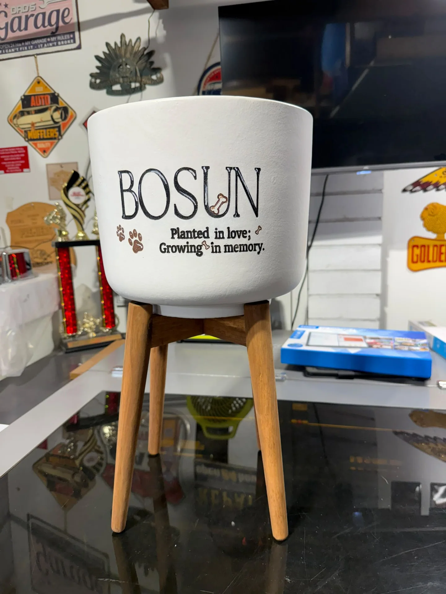 White pet memorial plant pot for Bosun with paw prints and engraved wording